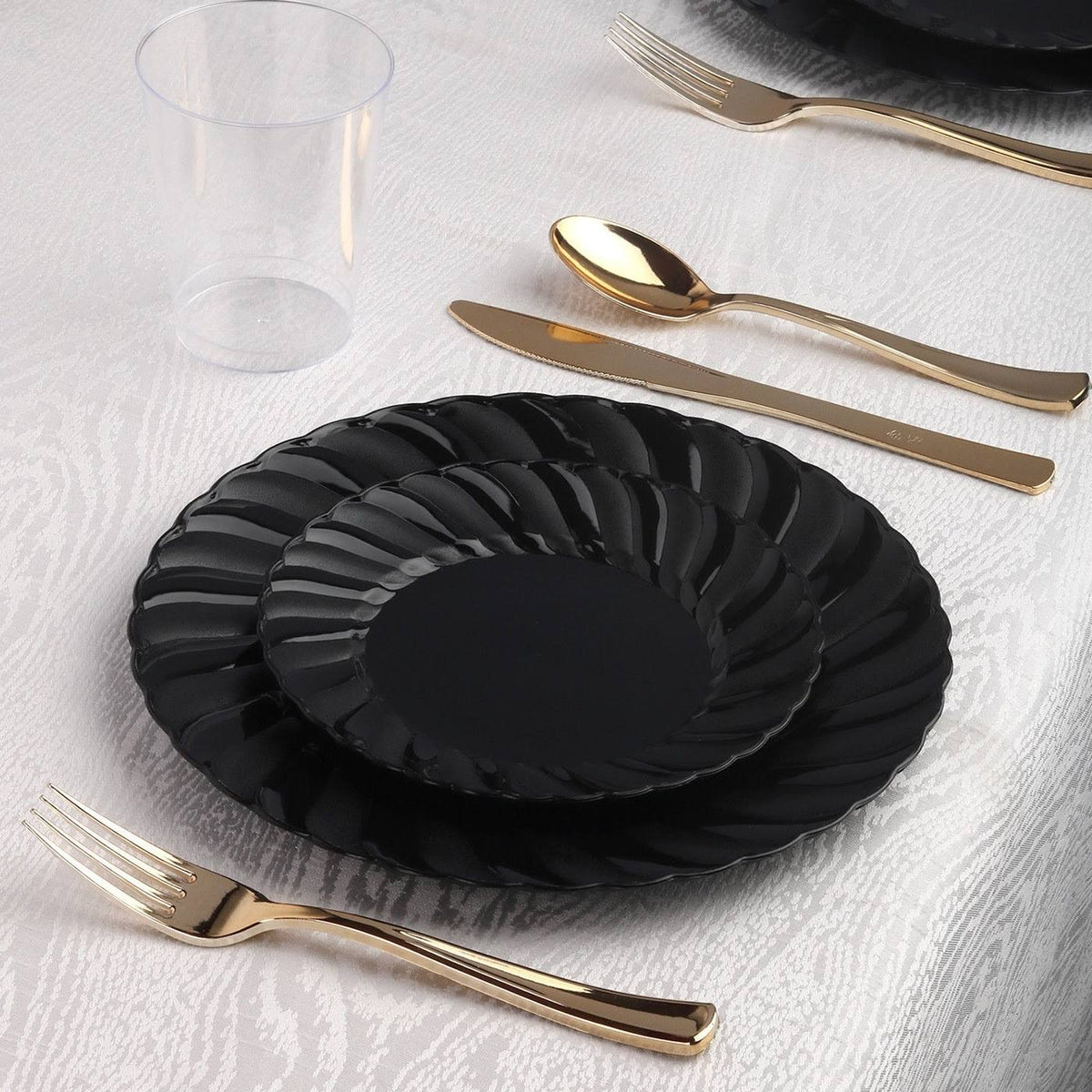 6x22 White Round Disposable Plastic Pastry Plates Q728